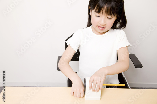 鉛筆を削る子供