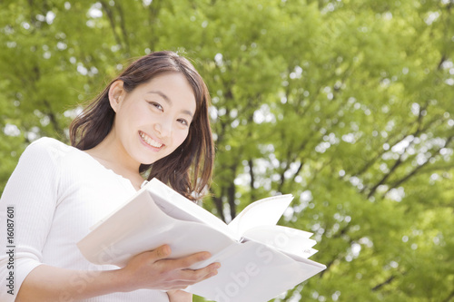 外で本を読む女性 photo