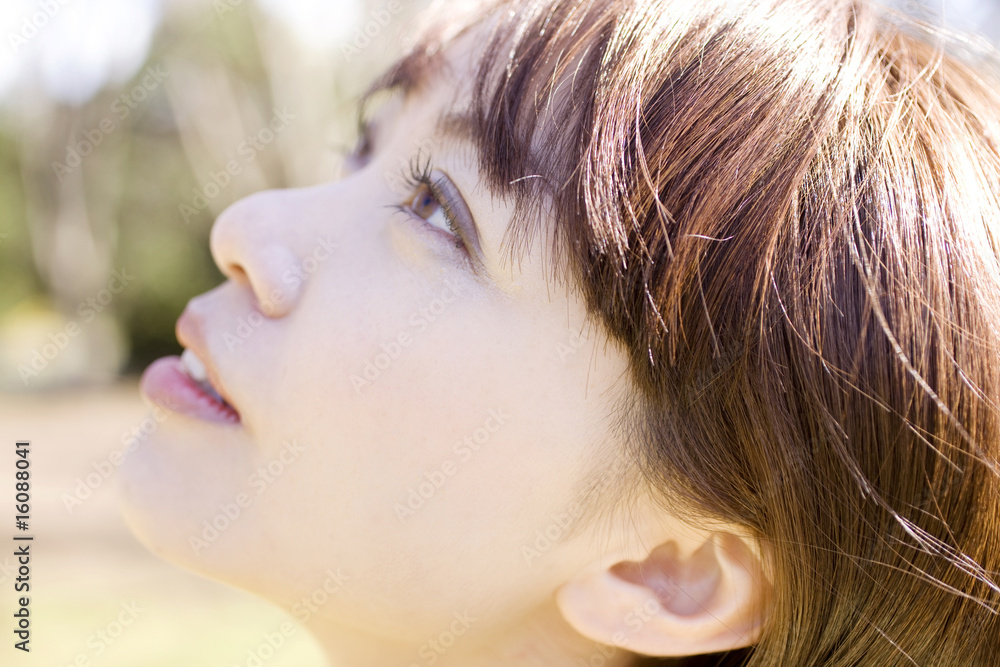空を見上げる女性 空を見上げる女性
