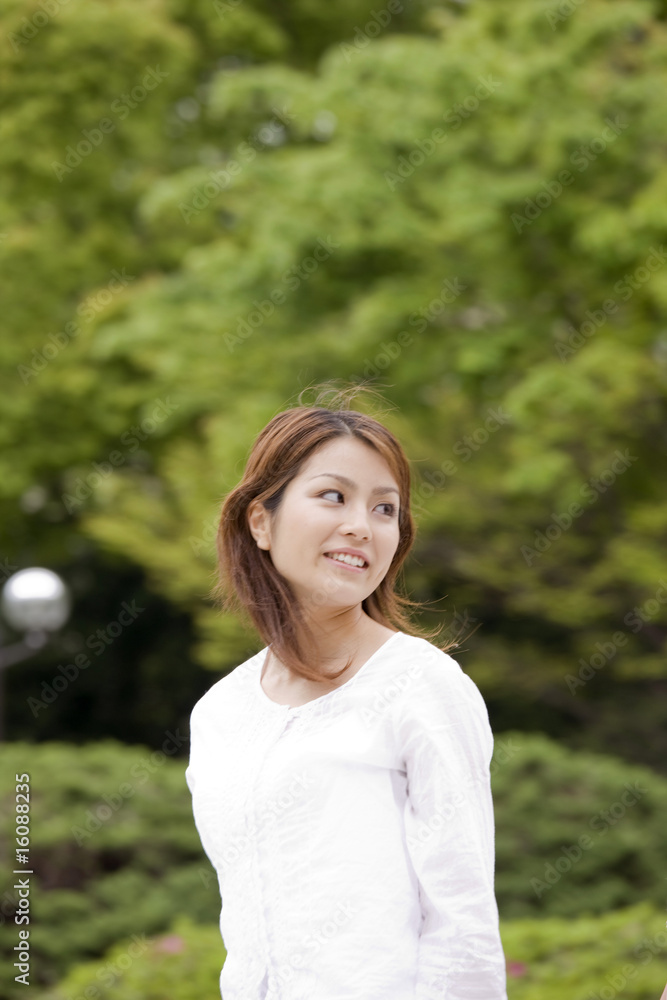 散歩をする女性 散歩をする女性