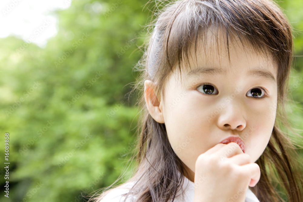 お菓子を食べる女の子 お菓子を食べる女の子