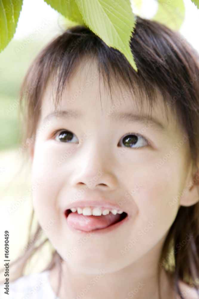 舌を出して笑う女の子 舌を出して笑う女の子