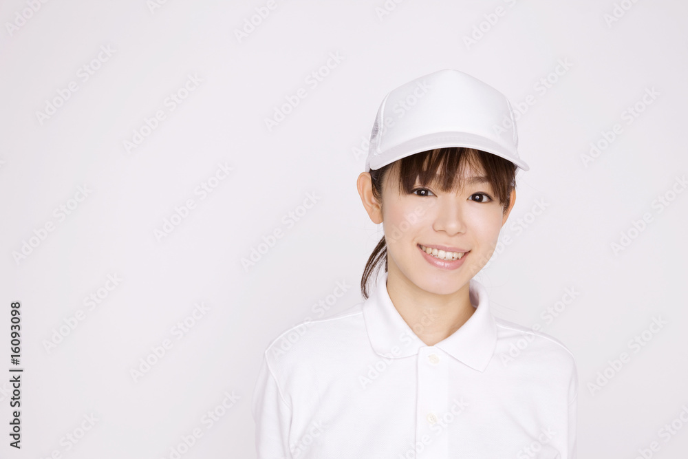 運送会社でアルバイトをする女性 運送会社でアルバイトをする女性