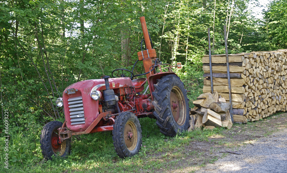 Vieux tracteur en foret, jura,vaud. Vieux tracteur en foret, jura,vaud.