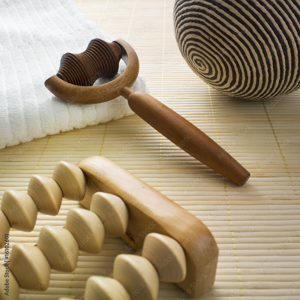 outils en bois de massage Stock Photo | Adobe Stock