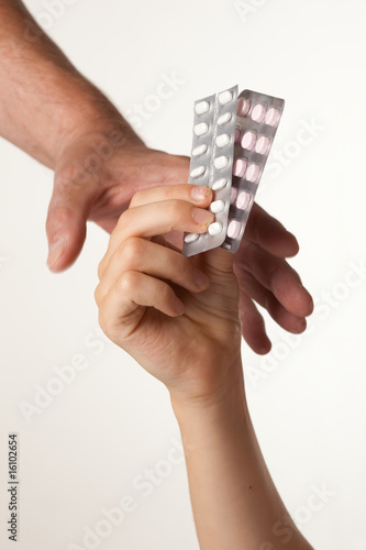 Kinderhand mit Tabletten