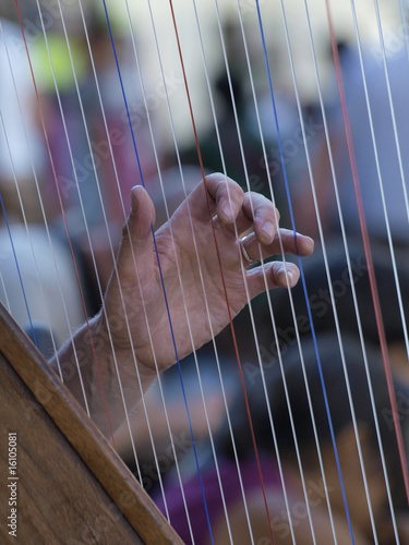 Mano tocando el arpa