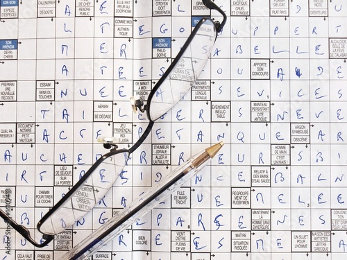 Lunettes et mots croisés