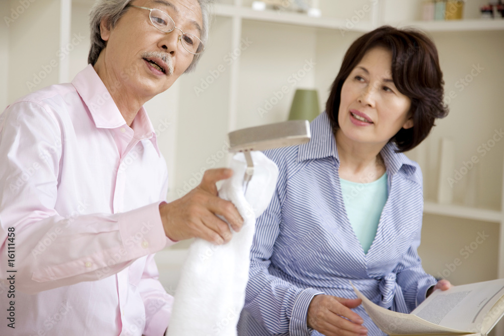 談笑している夫婦 談笑している夫婦