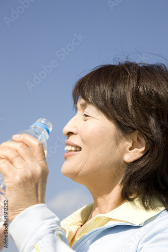 水を飲む女性