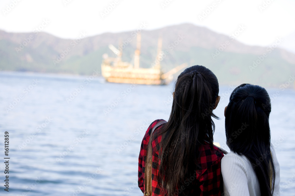 船を眺める女性
