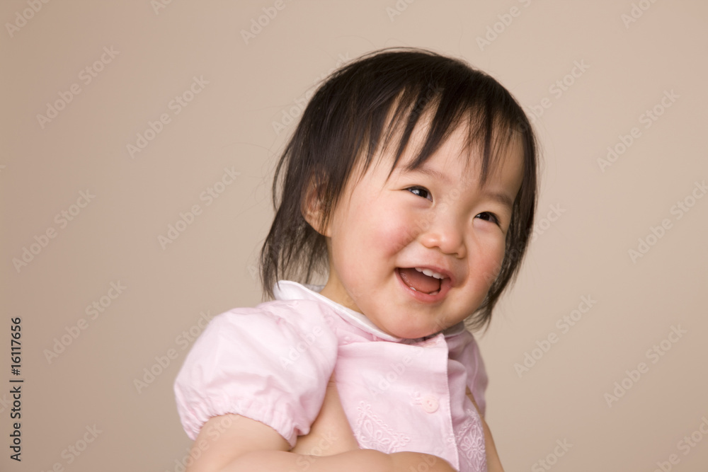 母親に持ち上げられて喜んでいる赤ちゃん 母親に持ち上げられて喜んでいる赤ちゃん
