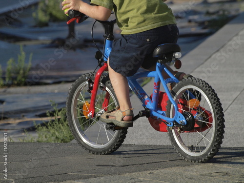 Niño en bici © Javier Cuadrado