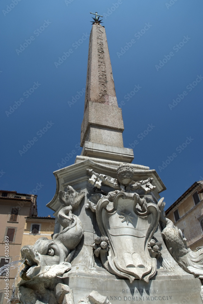 Roma, p. del Pantheon: la fontana di G. Della Porta (part.)