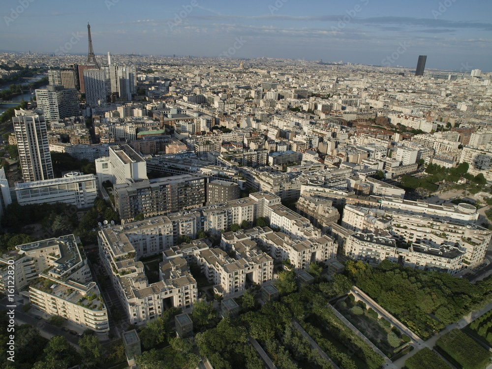 Vista aerea de Paris con la torre Eifel al fondo