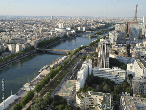 Vista aerea del rio Sena y la tour Eiffel photo