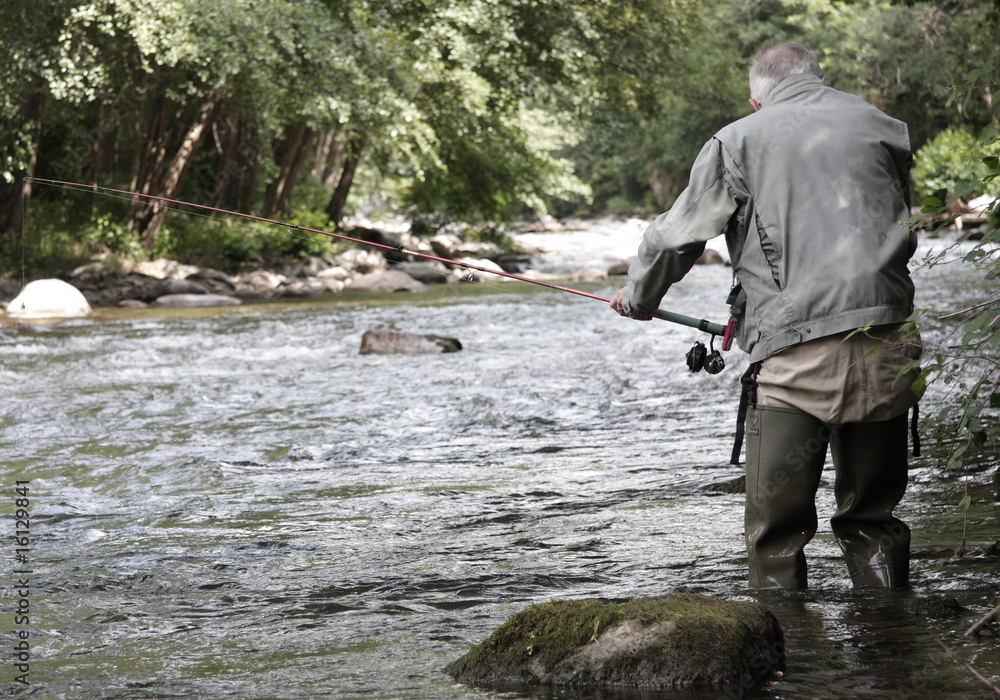 Pêcheur à la truite à la cuiller en Ariège Pêcheur à la truite à la cuiller en Ariège