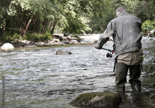 Pêcheur à la truite à la cuiller en Ariège