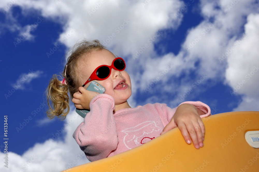 Photo Stock Bebe Avec Un Telephone Portable Adobe Stock