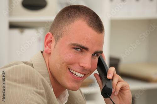 Sympathischer Geschäftsmann beim Telefonieren