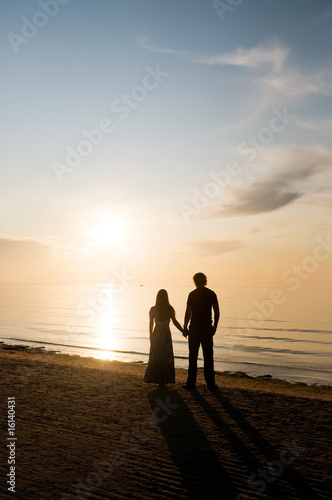 Man and woman near a sea © Okssi