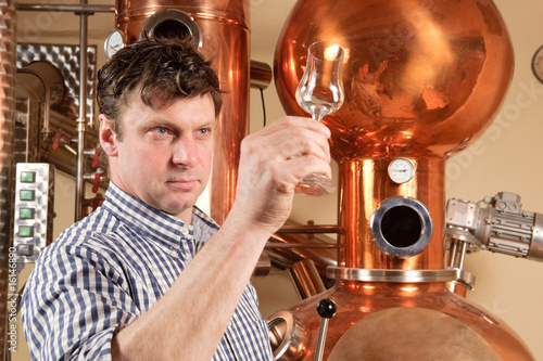 Fotografia Man in front of distillery - copper