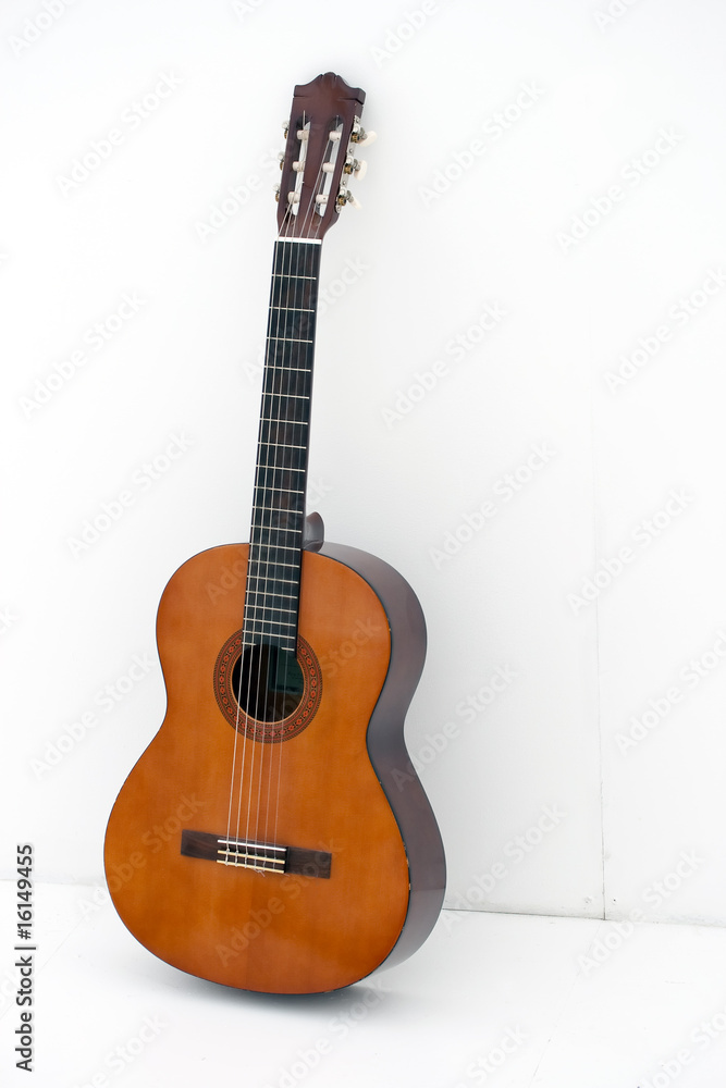 Obraz premium Acoustic guitar by white wall