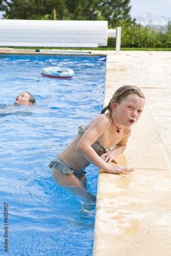 petite fille sortant d'une piscine