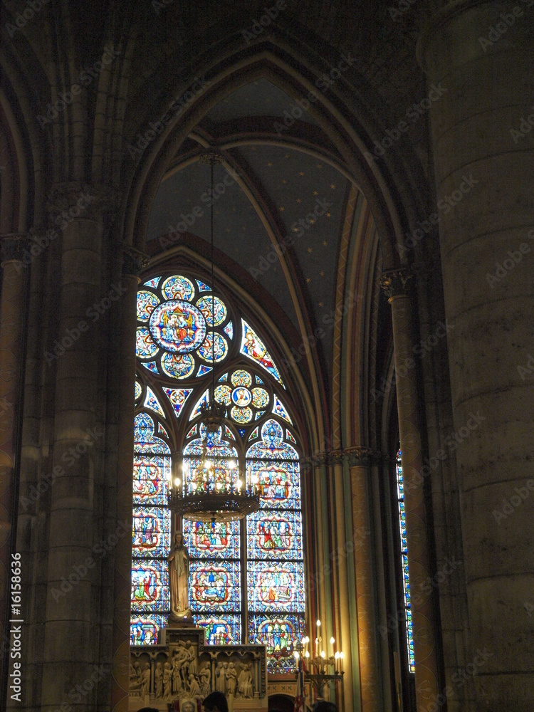 Vidrieras en la catedral de Paris