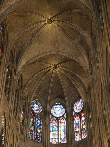 Vidrieras del abside de la catedral de Notre Dame en Paris
