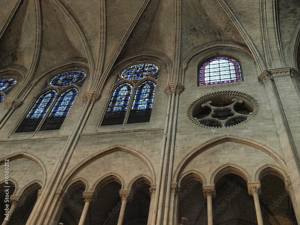 Vidrieras y columna de Notre Dame de Paris