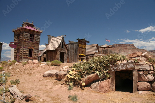 décor de western, village en bois et sa mine