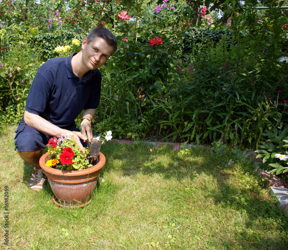 Fototapeta premium Mann bei der Gartenarbeit.