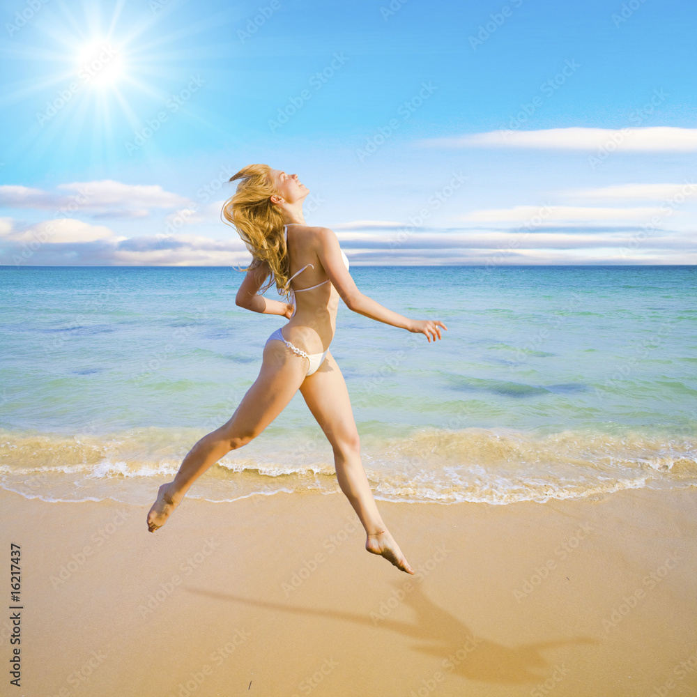 Fototapeta premium Active girl on a beach