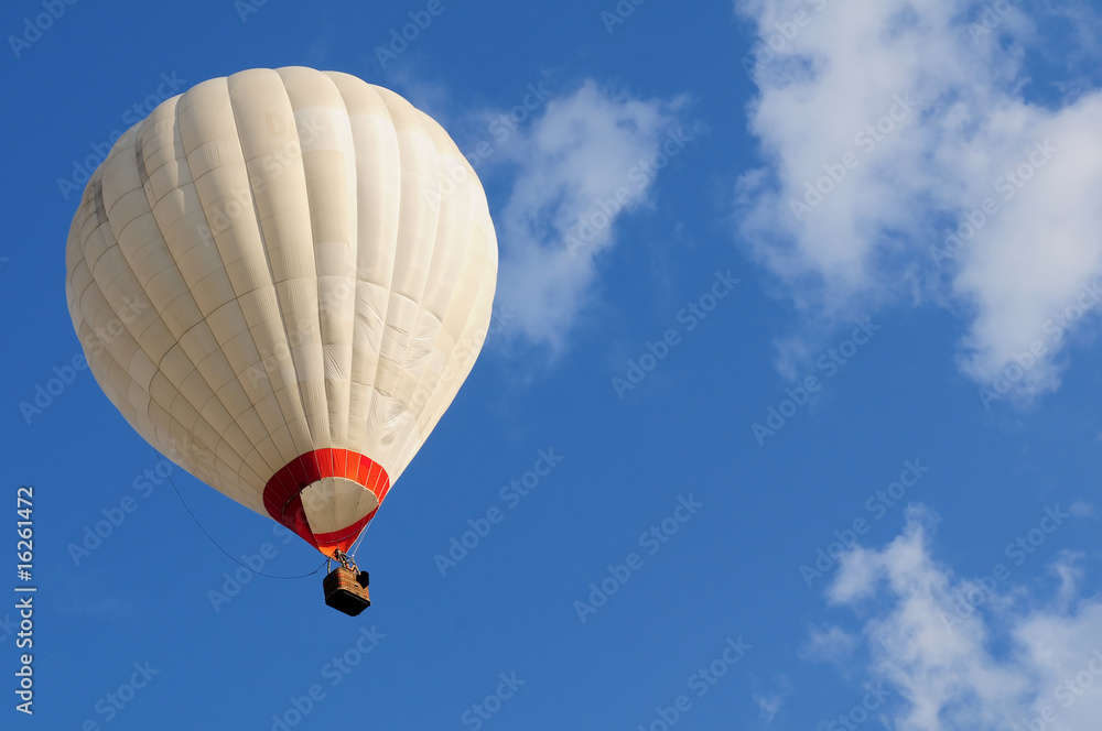 Naklejka premium Hot air ballon and blue sky