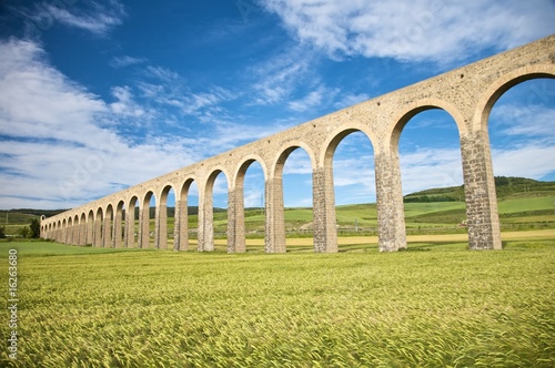 Photo ancient aqueduct in pamplona