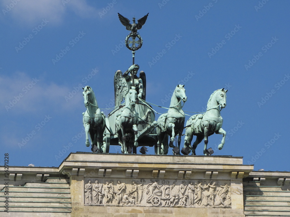 statue with horses