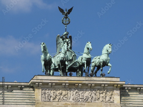 statue with horses