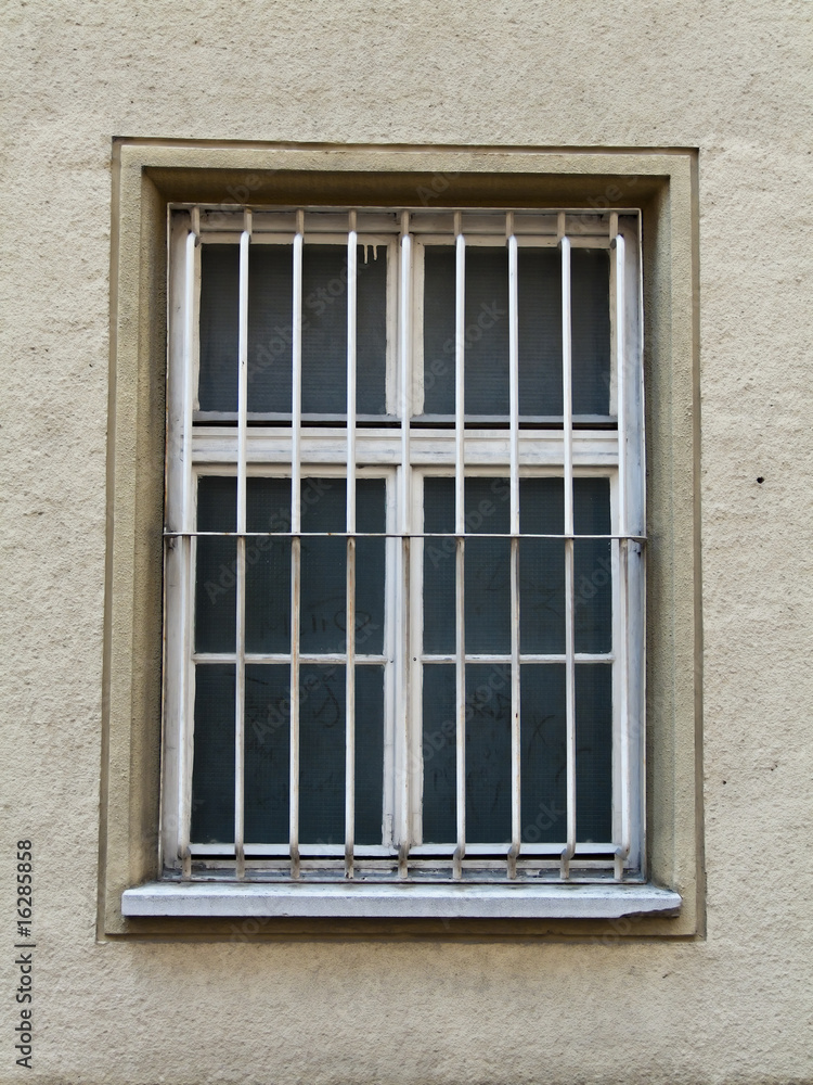 Vergitterte Fenster eines Gefängnisses