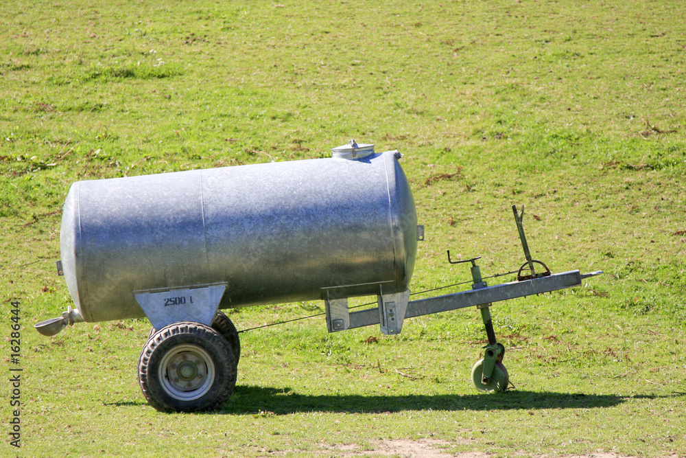 Wasserwagen auf einer Weide