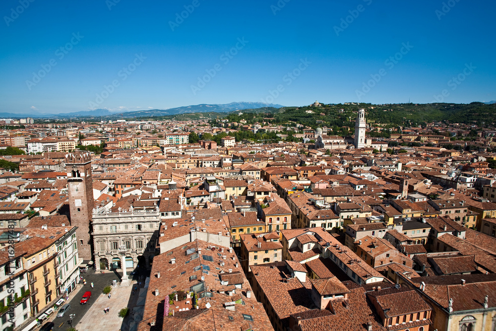 Naklejka premium Blick auf Verona und die Berge vom Torre dei Lamberti