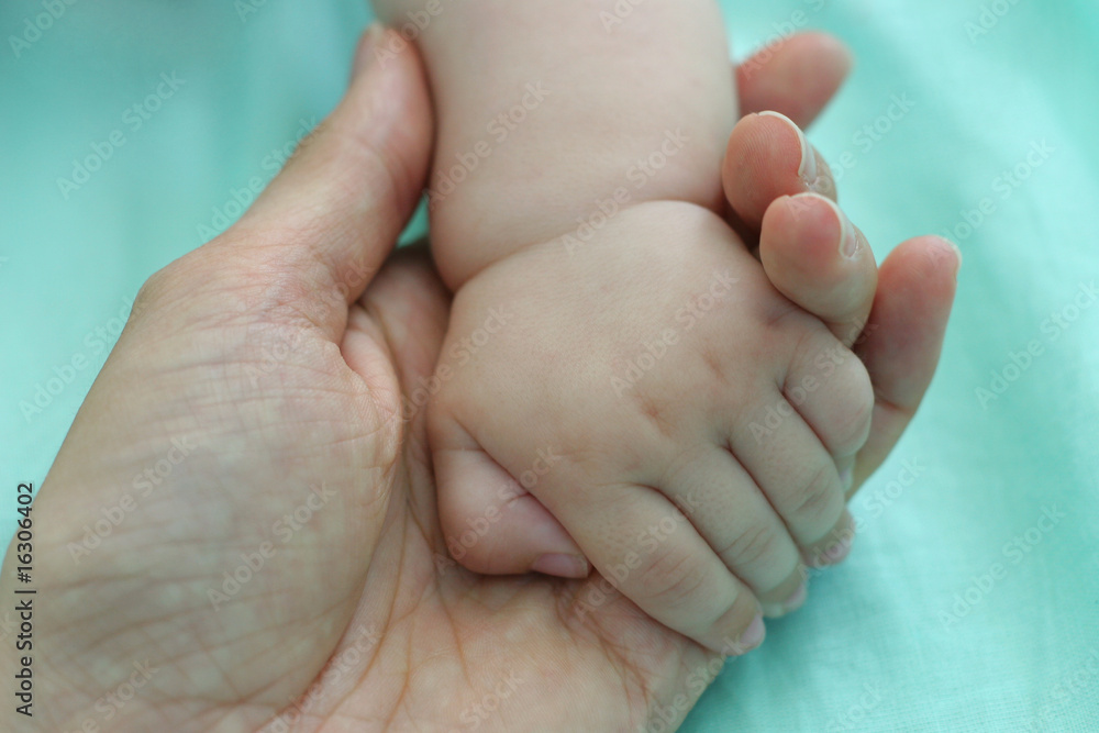 Main De Bebe Dans La Main De Maman Stock Photo Adobe Stock