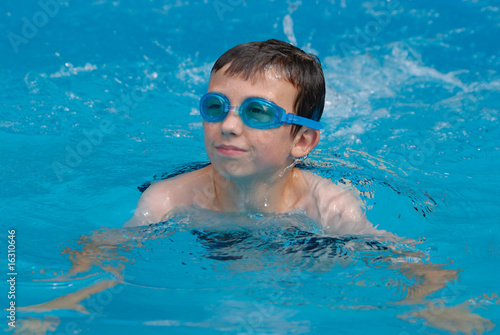 Boy swimming © Warren Millar