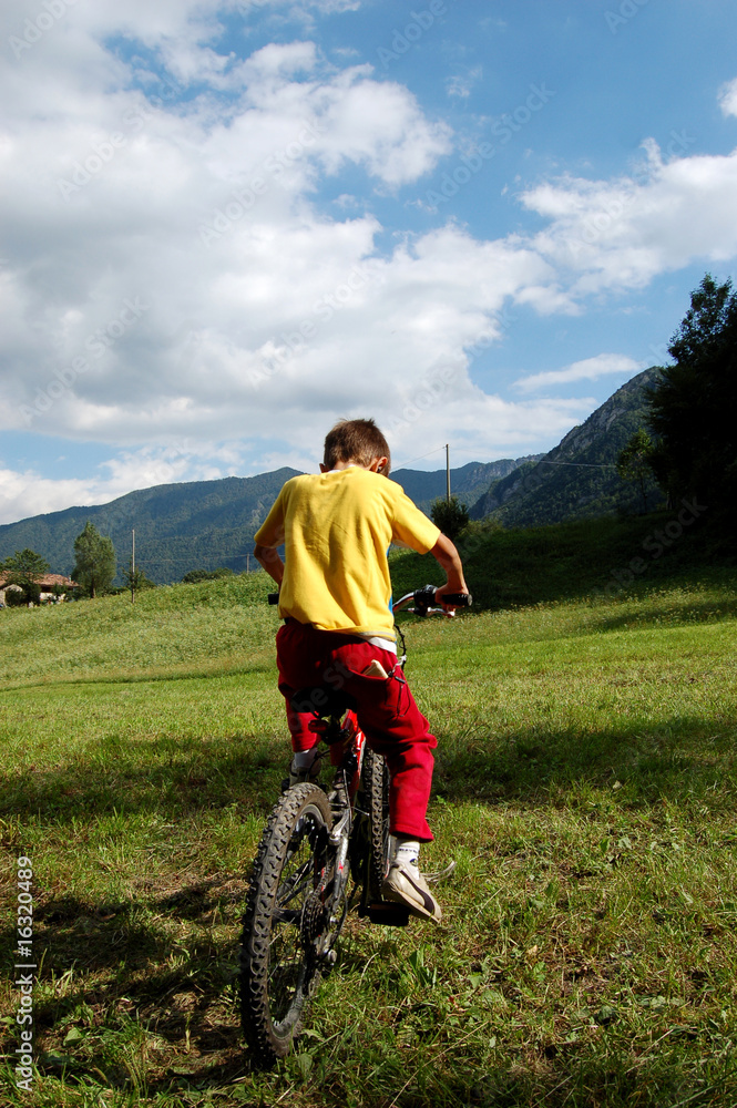 Fototapeta premium Bambino in bicicletta da cross