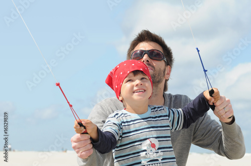 Papa, Sohn und Lenkdrachen