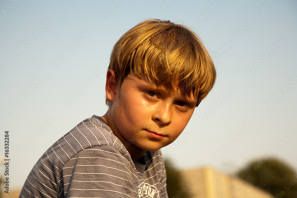 stolzes Kind mit Schweissperlen vom Sport im Gesicht stolzes Kind mit Schweissperlen vom Sport im Gesicht