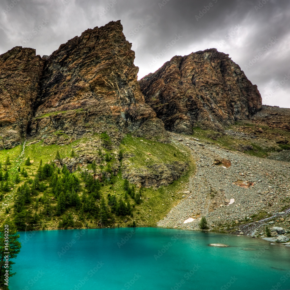 Lago e montagne