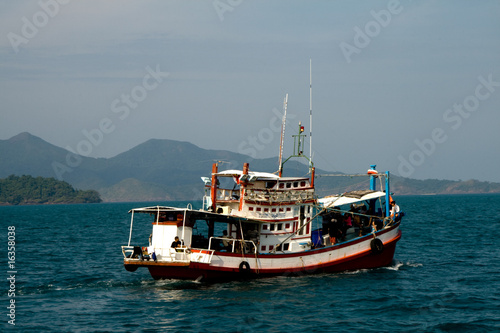 Urlauber auf einem Schiff an der Küste in Thailand