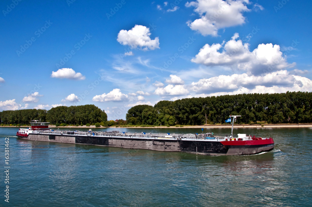 Obraz premium Cargo ship on Rhine river