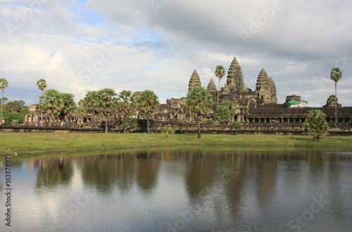 Angkor Vat,temple et bassin
